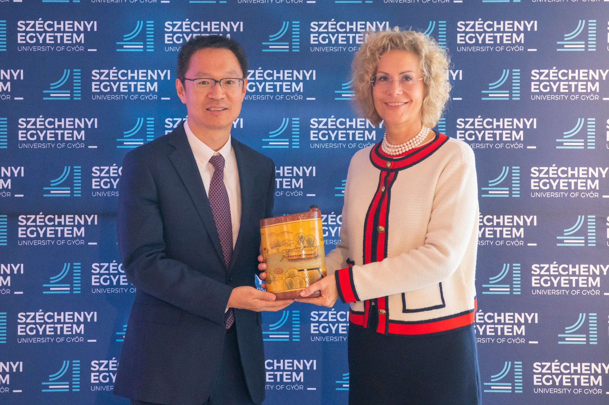 The photograph shows Liu Hua, First Secretary of the Embassy of the People’s Republic of China in Hungary, and Dr Eszter Lukács, Vice-President for International Affairs and Strategic Relations at Széchenyi István University (Photo: András Adorján)